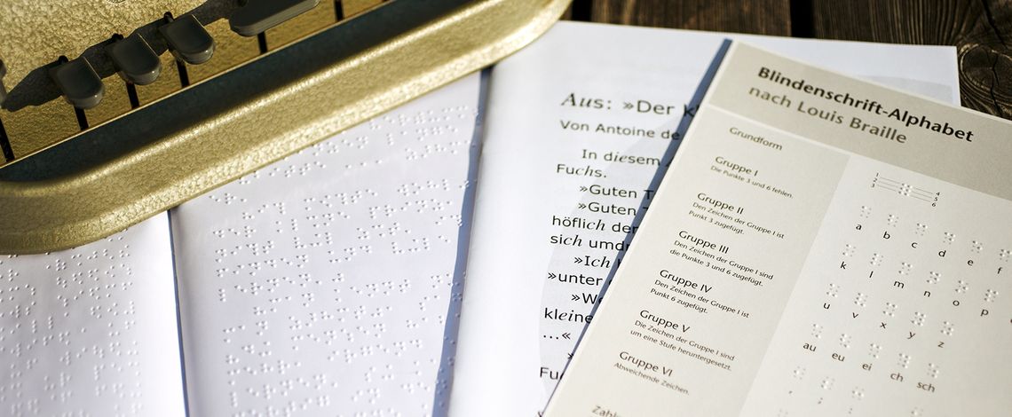 Brailleschrift-Set Abbildung einer Kurzgeschichte in Braille und in Schwarzdruck, sowie einem Merkblatt mit dem Brailleschrift-Alphabet.