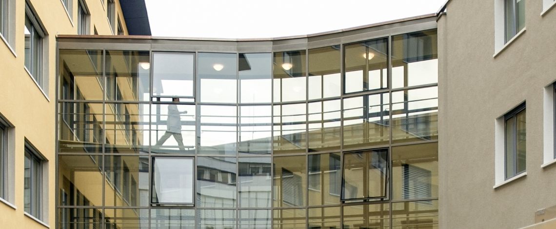Passerelle zwischen den SBS-Gebäuden