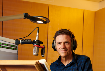 Sprecher am Mikrofon in den Hörbuchstudios der SBS