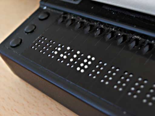 Eine sog. Braillezeile macht Computerbraille tastbar
