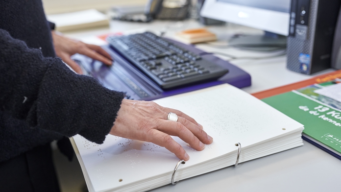 Die Braillevorlage wird geprüft