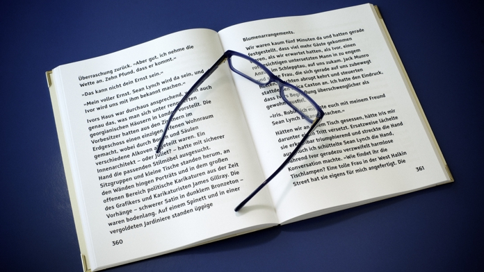 Lesebrille auf Grossdruckbuch