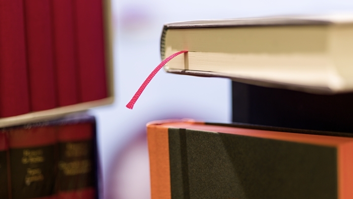 Buch mit Lesezeichen