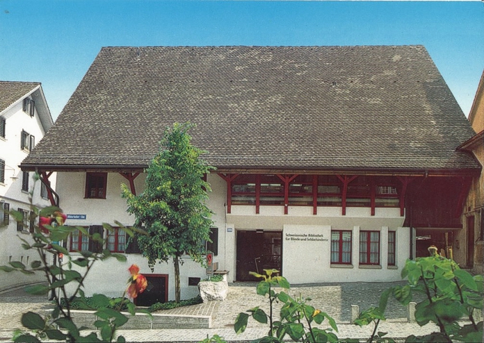 Gebäude der « Schweizerischen Bibliothek für Blinde und Sehbehinderte» Aussenansicht des Riegelhauses im alten Dorfkern von Albisrieden in Zürich, wo die «Schweizerische Bibliothek für Blinde und Sehbehinderte» untergebracht war.
