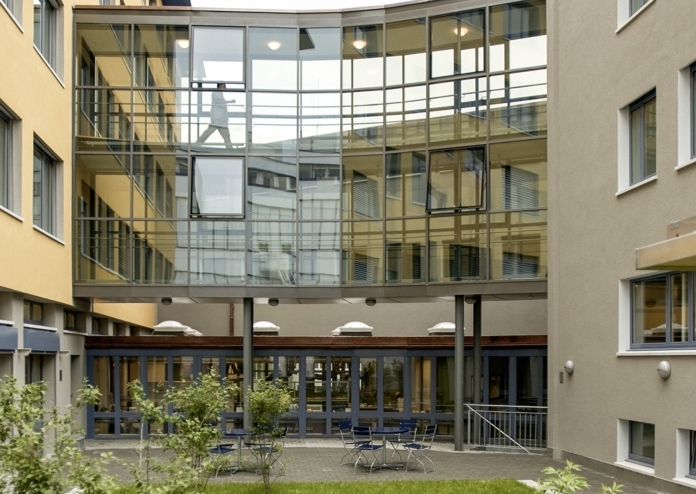Die Gebäude der SBS an der Grubenstrasse in Zürich. Foto des modernen Glasbaus, der die Gebäude der SBS an der Grubenstrasse 12 miteinander verbindet.