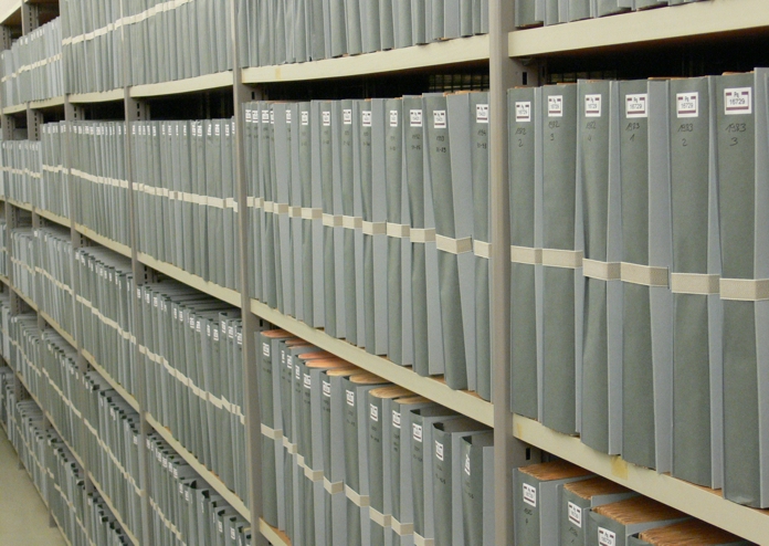 Regale mit Blindenschriften