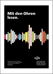 Das Plakat «Mit den Ohren lesen» in A3: weisse Schrift und farbiges Klangwellen-Muster auf schwarzem Grund.