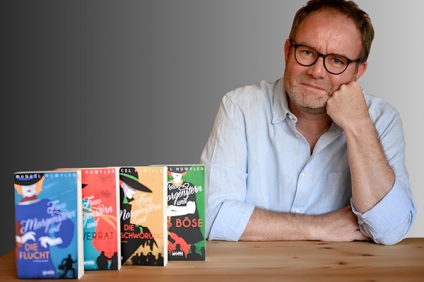 Autorenfoto Marcel Huwyler mit «Frau Morgenstern»-Büchern